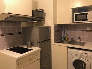 Private kitchen - Studio Meuble 2 Pers Renove Metro GUY Moquet OU Brochant Proche Gare ST Lazare (Paris)