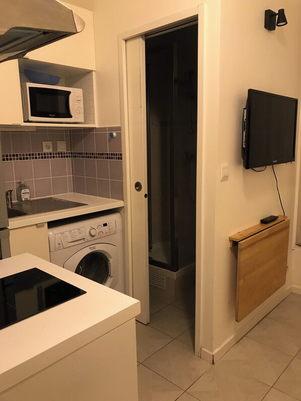 Private kitchen - Studio Meuble 2 Pers Renove Metro GUY Moquet OU Brochant Proche Gare ST Lazare (Paris)