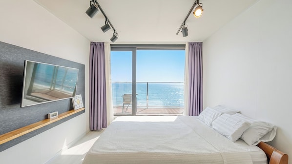 Basic Room, 1 Bedroom (Room201 Deep Purple(spa/oceanview)) | 1 bedroom, free WiFi - Goseong Littlesquare Oceanview Pension (Goseong)
