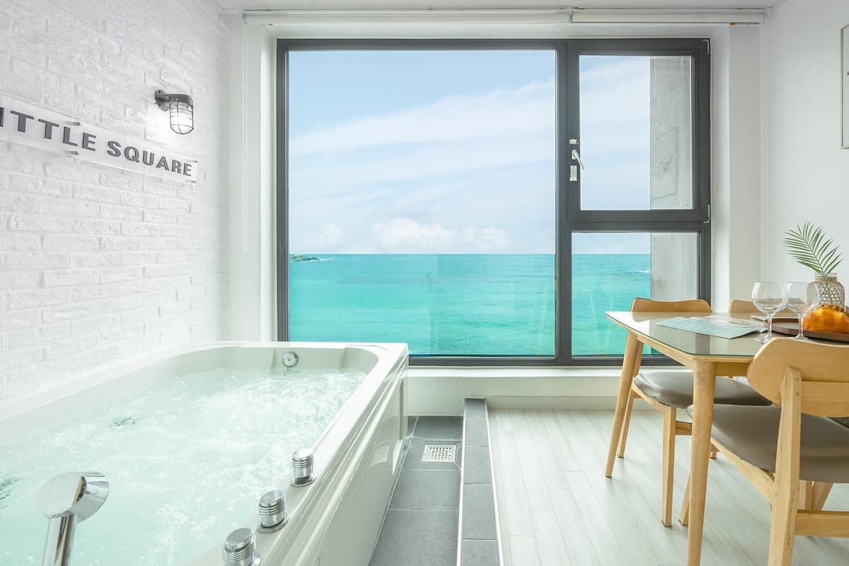 Basic Room, 1 Bedroom (Room401 Cool gray(spa/oceanview)) | 1 bedroom, free WiFi