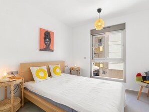 2 bedrooms, desk, Internet