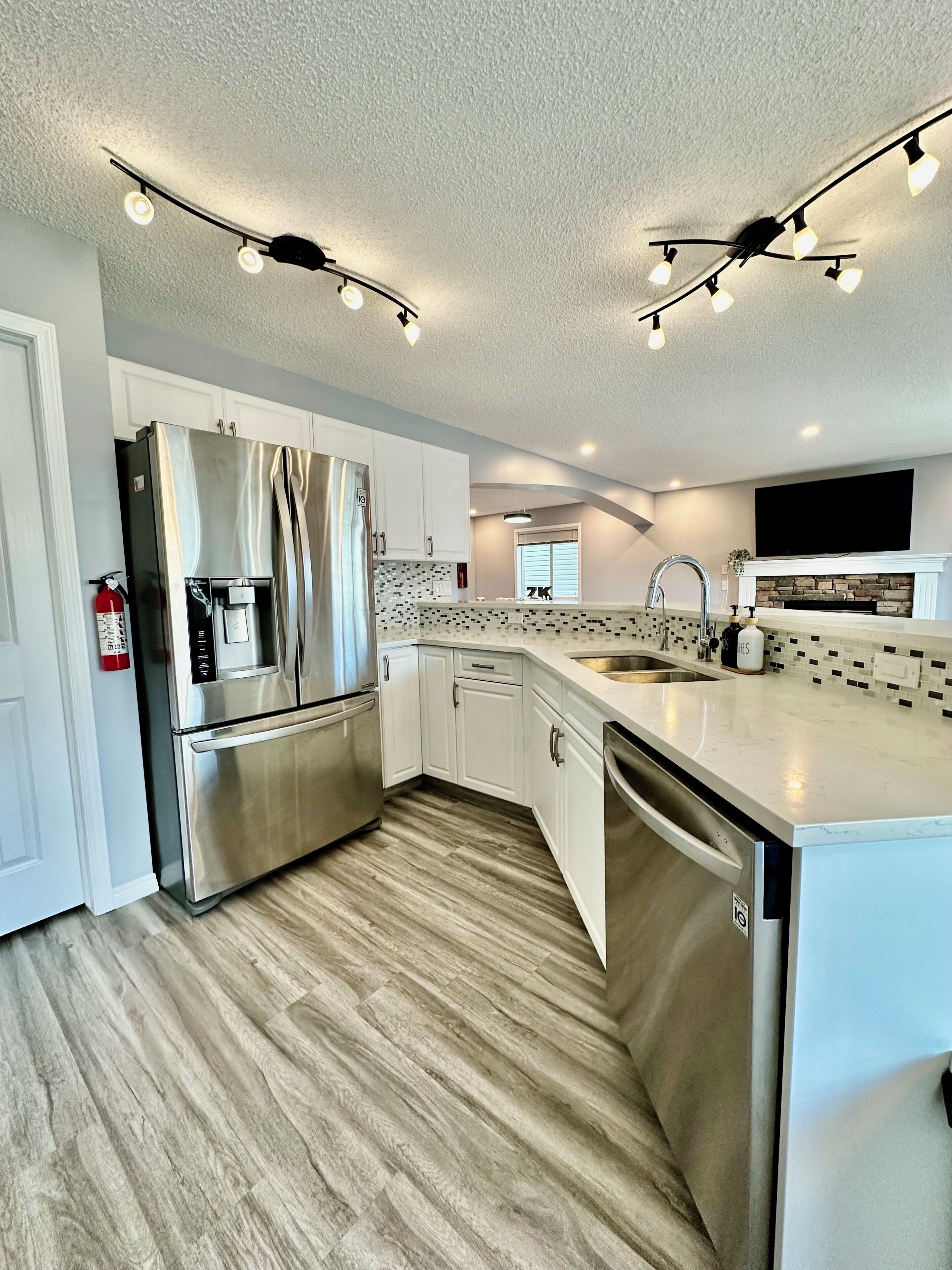 Refrigerador, microondas, horno y parrilla de estufa 