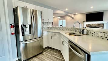 Køleskab, mikrobølgeovn, ovn, kogeplade