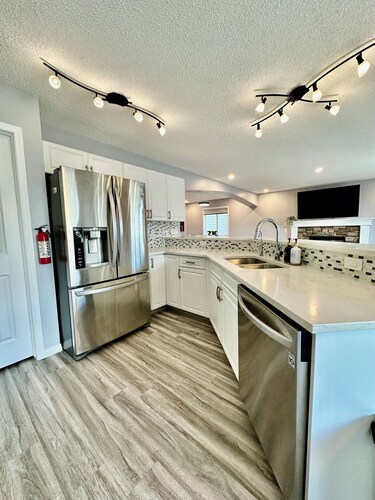 Phoenix’s nest - 3BR 4 beds Calgary Home NW