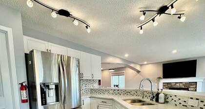 Phoenix’s nest - 3BR 4 beds Calgary Home NW