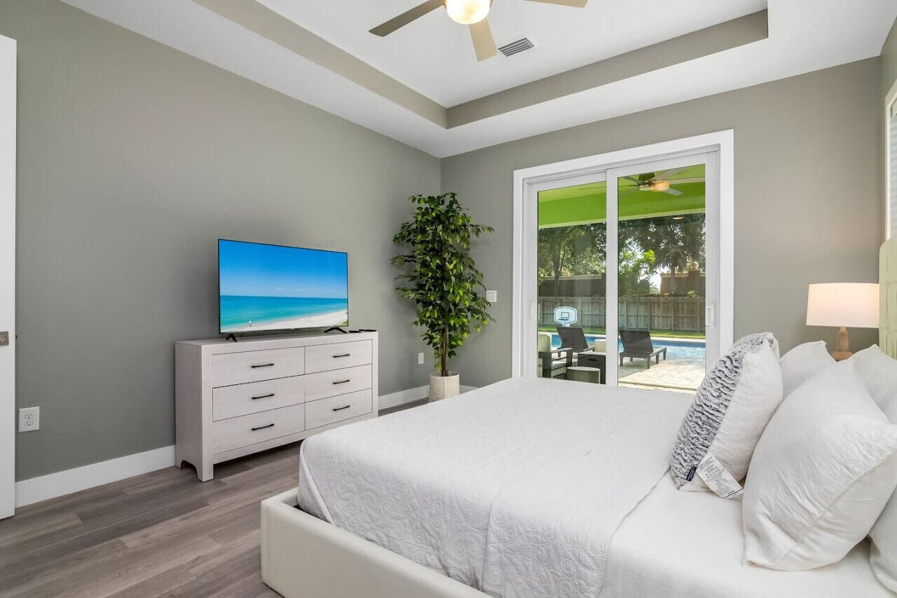 4 bedrooms, desk, iron/ironing board, travel crib