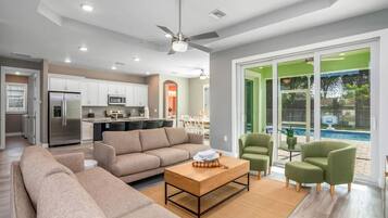 Smart TV, chimenea y oficina