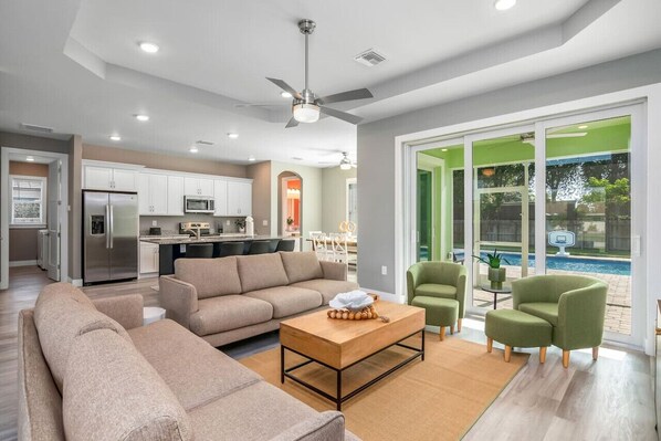 Una Smart TV, una chimenea, una oficina