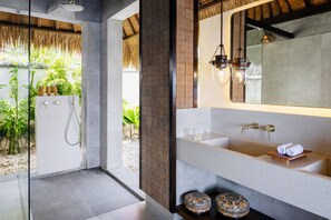 Hair dryer, bathrobes, slippers, towels - Semaya Beach Resort (Penida Island)