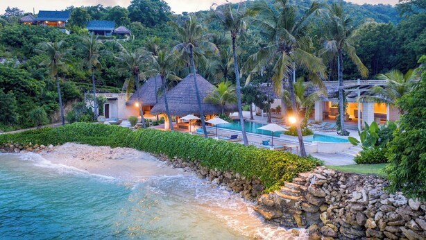 A resort with a pool, lounge chairs, and thatched-roof structures. - Semaya Beach Resort (Penida Island)