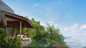 Villa, 1 slaapkamer, balkon, uitzicht op zee | 1 slaapkamer, luxe beddengoed, een minibar, een kluis op de kamer
