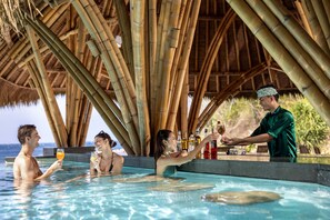Swim-up bar - Semaya Beach Resort (Penida Island)