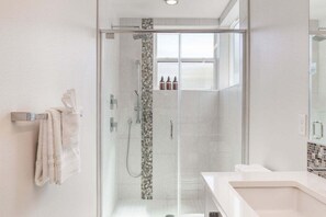 Shower, hair dryer, towels - Perch - Serene townhome located a 5-minute walk from a lively area (Seattle)