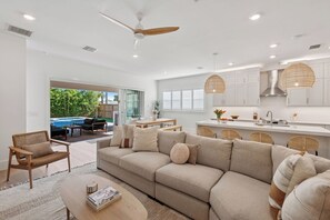 Smart TV, stereo - Luxe 2 King Ensuites. Salt Pool/Spa. Near beach, shops & food. NEW with 4 kings! (Naples)