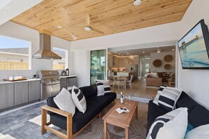 Smart TV, stereo - Luxe 2 King Ensuites. Salt Pool/Spa. Near beach, shops & food. NEW with 4 kings! (Naples)