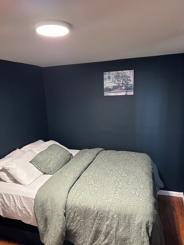 Standard Double Room | Iron/ironing board, free WiFi, bed sheets - Fidelia Beryl Room (Irvington)