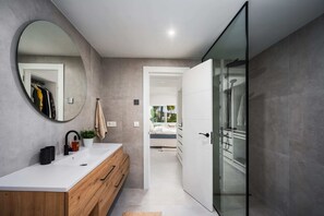 Douche, sèche-cheveux, serviettes fournies