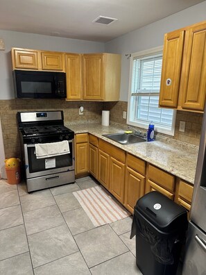 Standard Double Room | Shared kitchen facilities - Fidelia Crystal Room (Irvington)