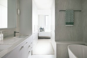 Hair dryer, towels, soap, shampoo - Kirra Point Holiday Apartments (Coolangatta)