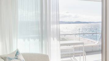 Apartamento luxo, 2 quartos, vista parcial para o oceano | Sacada