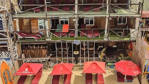 Een meerhoog gebouw met terras en uitzicht op het strand.