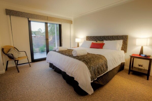 4 bedrooms, iron/ironing board, WiFi, bed sheets