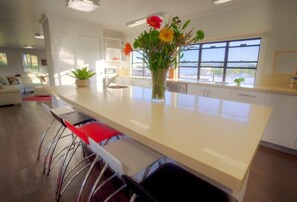 Micro-ondes, four, plaque de cuisson, lave-vaisselle