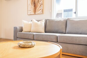 Chalet rustique Standard, 3 chambres, accessible aux personnes à mobilité réduite | Aire de séjour | Téléviseur