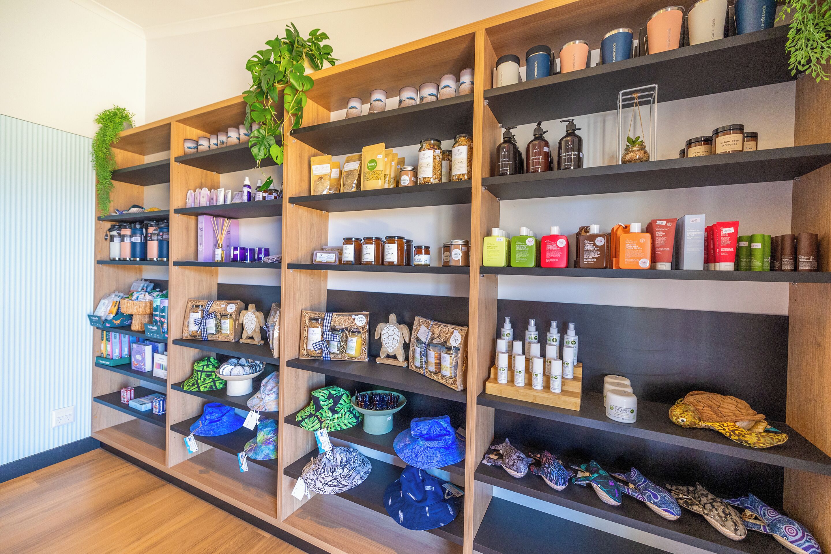 Un présentoir de vente au détail avec des étagères remplies de divers produits, notamment des bocaux, des bouteilles et des sacs.