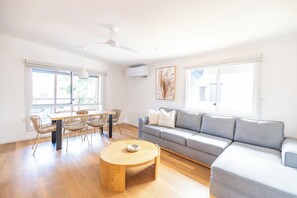 Chalet rustique Standard, 3 chambres, accessible aux personnes à mobilité réduite | Aire de séjour | Téléviseur