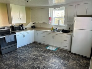 Fridge, microwave, oven, stovetop - Bancroft-15 mins to Lava! (Bancroft)