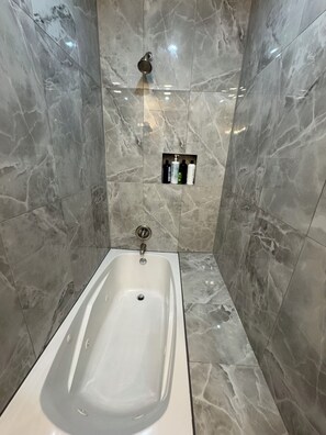 Dusche, Whirlpool, Haartrockner, Handtücher