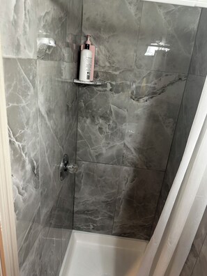 Dusche, Whirlpool, Haartrockner, Handtücher