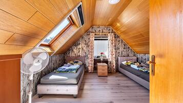 3 bedrooms, iron/ironing board, free WiFi, bed sheets
