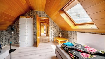 3 slaapkamers, een strijkplank/strijkijzer, gratis wifi, beddengoed
