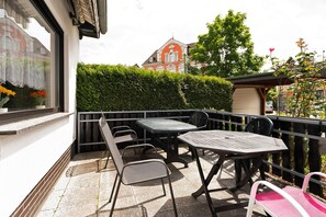 Outdoor dining - Holiday Home 'Eiffelperle' with Private Terrace, Garden, Infrared Sauna & Wi-Fi (Kaisersesch)