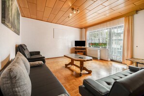 TV - Holiday Home 'Eiffelperle' with Private Terrace, Garden, Infrared Sauna & Wi-Fi (Kaisersesch)