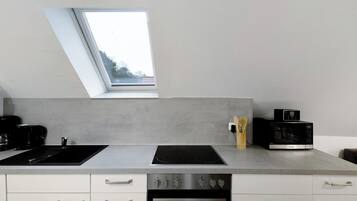 Jääkaappi, mikroaaltouuni, uuni, liesi