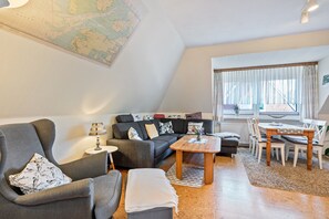 TV - Apartment 'Lina' with Shared Terrace, Shared Garden and Wi-Fi (Pellworm)