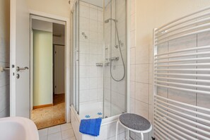 Shower, hair dryer, towels - Apartment 'Lina' with Shared Terrace, Shared Garden and Wi-Fi (Pellworm)