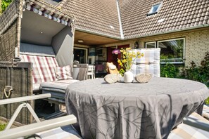 Outdoor dining - Apartment 'Lina' with Shared Terrace, Shared Garden and Wi-Fi (Pellworm)