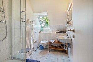 Ducha, secador de pelo y toallas