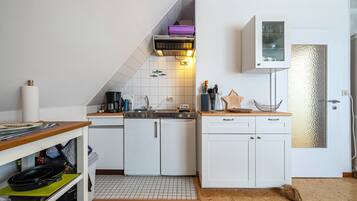 Kühlschrank, Mikrowelle, Herdplatte, Wasserkocher mit Kaffee-/Teezubehör