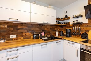 Kühlschrank, Mikrowelle, Ofen, Herdplatte