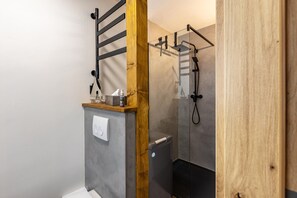 Dusche, kostenlose Toilettenartikel, Haartrockner, Handtücher