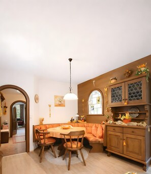 Dining - Apartment 'Ferienwohnung Hinterthal' with Mountain View, Shared Garden and Wi-Fi (Hinterthal)