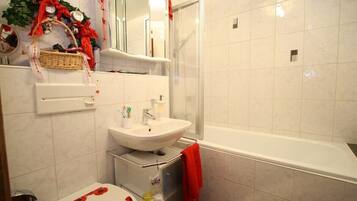 Bruser, gratis toiletartikler, hårtørrer, håndklæder