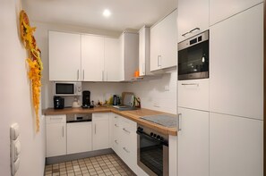 Fridge, microwave, oven, stovetop - Apartment 'Ferienwohnung Hinterthal' with Mountain View, Shared Garden and Wi-Fi (Hinterthal)
