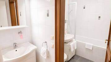 Dusche, kostenlose Toilettenartikel, Haartrockner, Handtücher