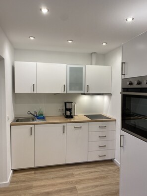 Kylskåp, ugn, spishäll och diskmaskin